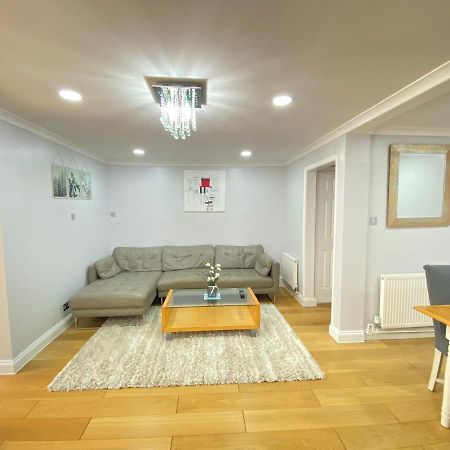 Three Bedrooms House In Windsor Exterior photo